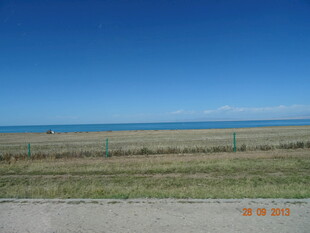 草原尽头的辽阔蓝色海洋