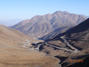 山间蜿蜒公路的壮丽景致