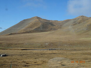 广袤荒原上的巍峨山脉