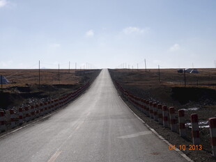 空旷笔直的乡村公路