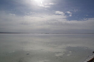 广阔盐湖与晴朗天空景象