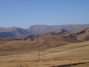广袤荒原上的电线杆