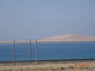 海边远景与电线杆景观