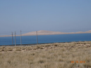 广阔荒原边的蓝色水域