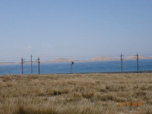 草原远景与蓝色水域