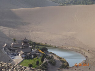 沙漠中的静谧湖泊景观