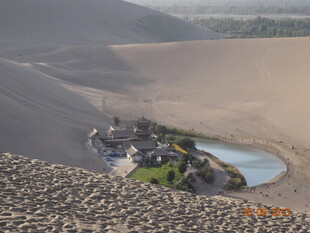 沙漠中的绿洲与古老建筑