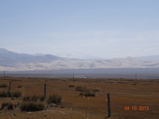 旷野围栏与远山风景