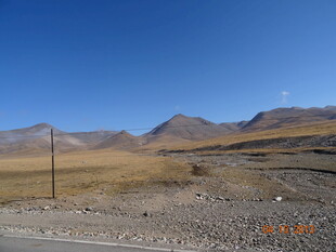 旷野公路旁的荒芜山脉