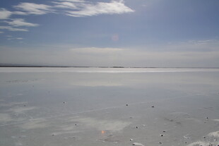 广阔盐湖 蓝天白云之景