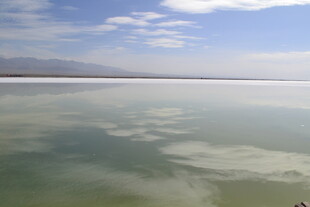 平静湖面与蓝天白云美景