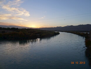 河畔绝美日落风光