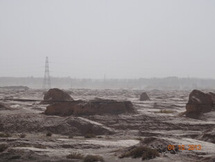 雾中荒凉地貌景观