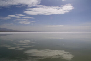 平静湖面映蓝天白云