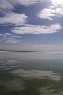 广阔湖面与蓝天白云美景