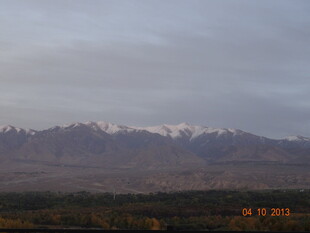 黄昏下的雪山与村落