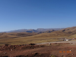 广袤荒原中的开阔公路