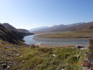 山间河流自然风光