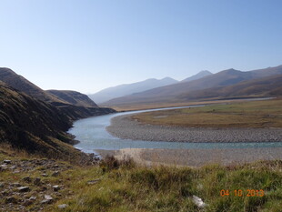 山间蜿蜒河流自然风光