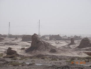 荒凉戈壁地貌景观