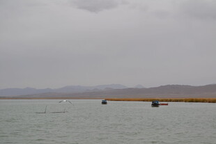 湖面船只与阴沉天空景色