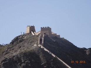 雄伟长城屹立于山巅