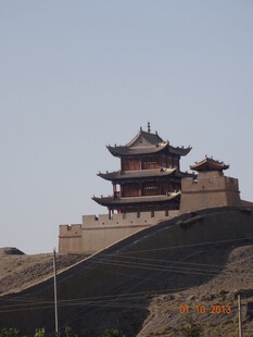 古老城楼屹立于城墙之上