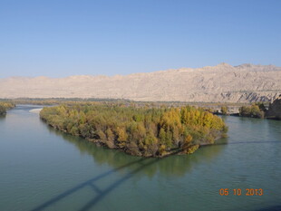 河畔秋色美景如画