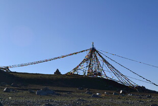 草原上的经幡塔
