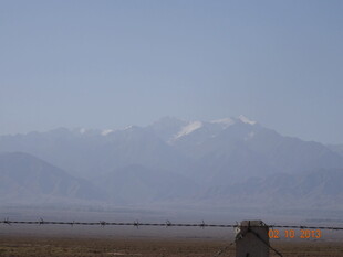 雪山下的广袤旷野