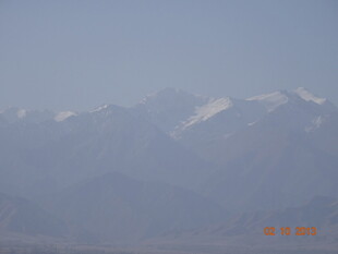 远处雪山朦胧美景