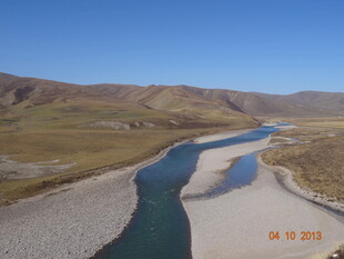 蜿蜒河流穿行广袤原野