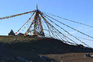 草原上的经幡塔