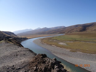 山间蜿蜒河流壮丽风光