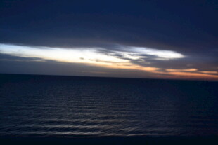 夜幕下的宁静海面