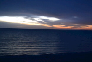 黄昏下的宁静海面