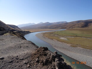 山间蜿蜒河流壮丽风光