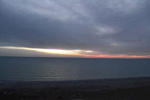 海边日落时分的朦胧景象