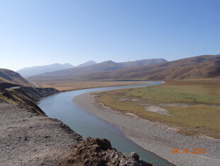 蜿蜒河流穿行于开阔天地