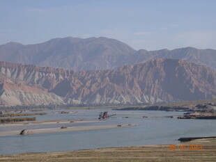 壮丽山河中的宽阔水域