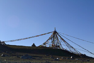 山顶经幡阵 蓝天背景下
