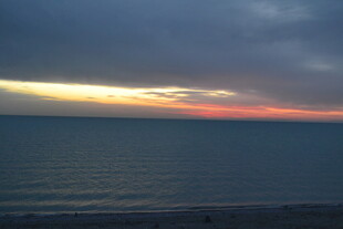 海边日落时分的壮丽景象