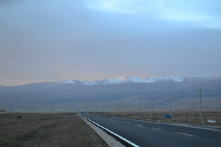 公路尽头的壮丽山脉景观