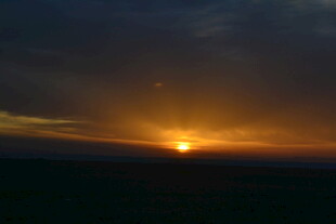 日落时分的壮丽天空景观
