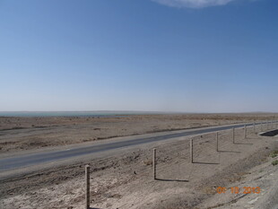 空旷公路旁的荒凉景致