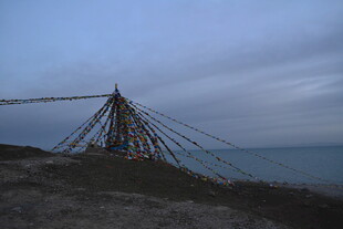 海边暮色中的绳索结构物