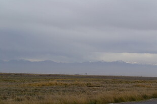 广袤荒原上的阴沉天空