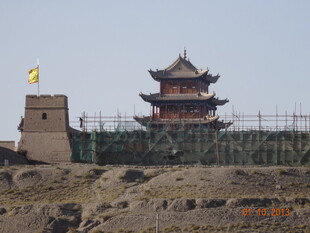 古城楼屹立于荒凉之地