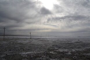 阴沉海面与厚重云层景象