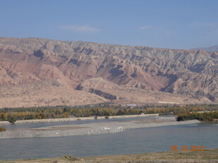 壮丽河谷与远处山峦景观